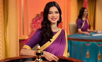 Hình ảnh một người đang dò vé số kiến thiết truyền thống Việt Nam